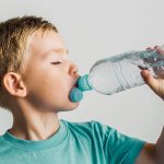 Specialist nutritie: Pentru toti copiii singura bautura recomandata este apa